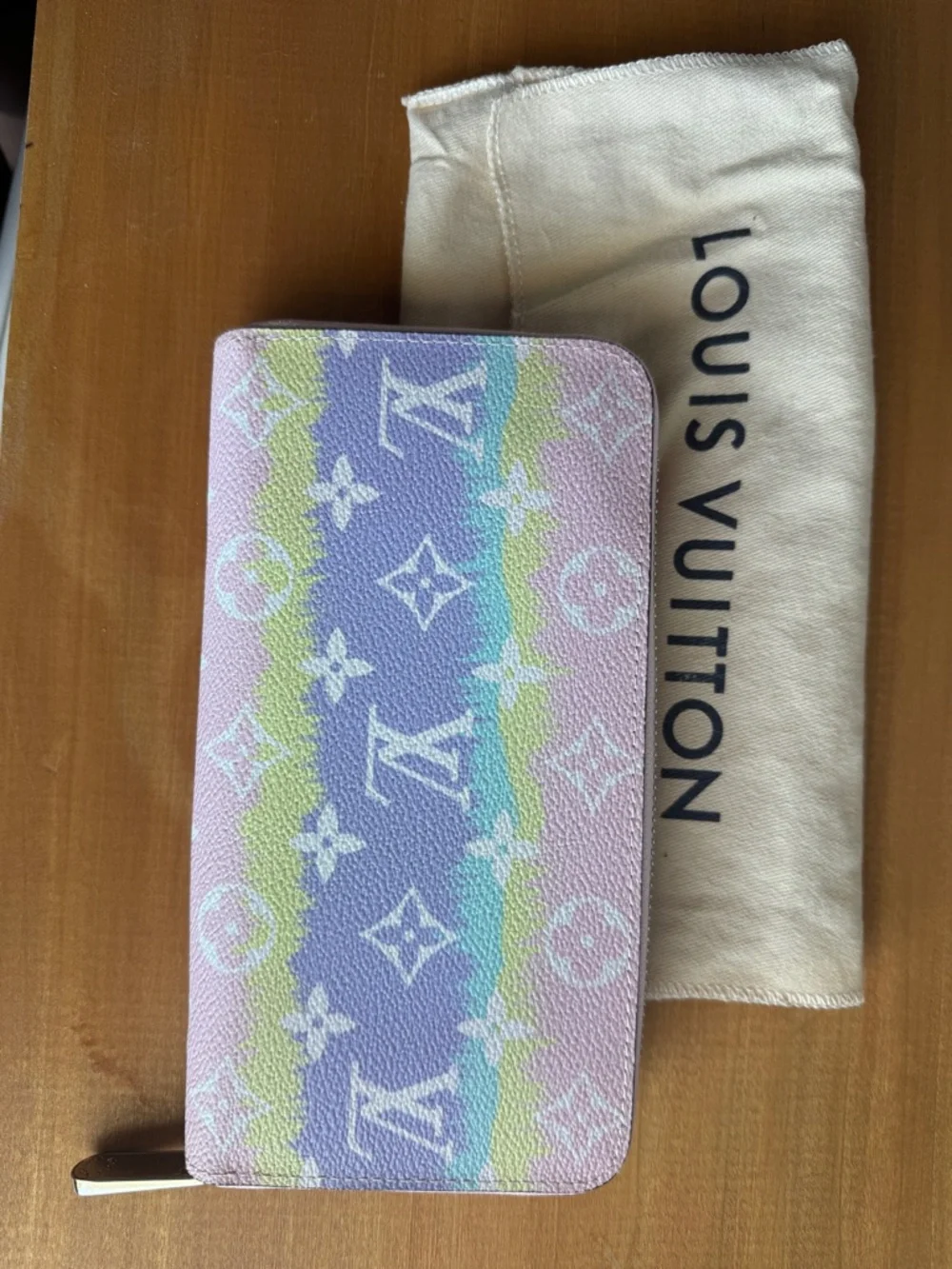 Louis Vuitton zip around